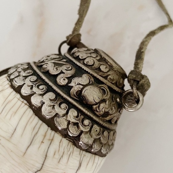 Antique Tibetan Conch Shell Horn Small
Circa 1700-1800 - Picture 3 of 7